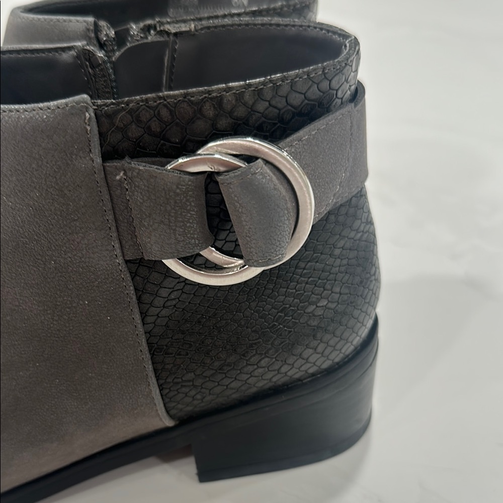 Bella Vita Women’s Sleek Gray Ankle Boots with Low Heel Size 8 - Picture 7 of 8